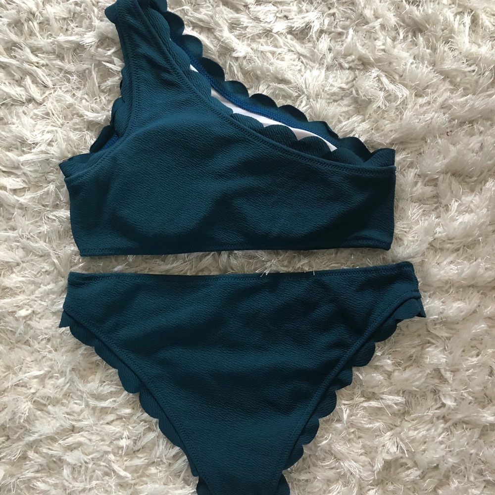 Bikini - Picture 3 of 3